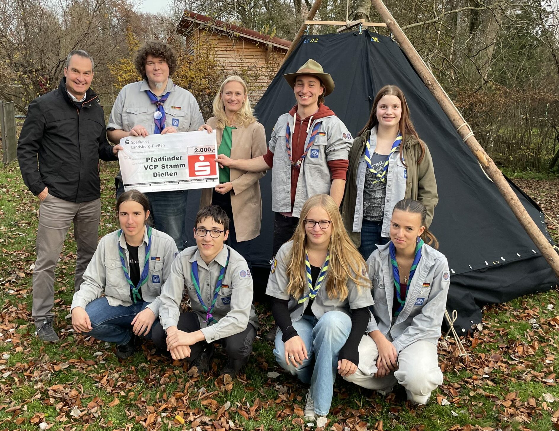 Übergabe des Schecks durch Bürgermeisterin Sandra Perzul und Franz Böck, Sparkasse Dießen